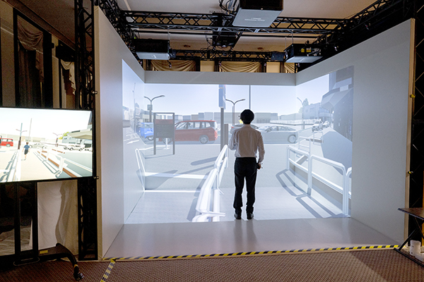 交通事故死傷者ゼロを目指したCAVEシステム